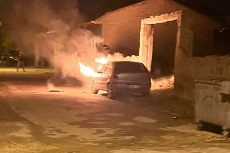 Park halindeki otomobil alev alev yandı
