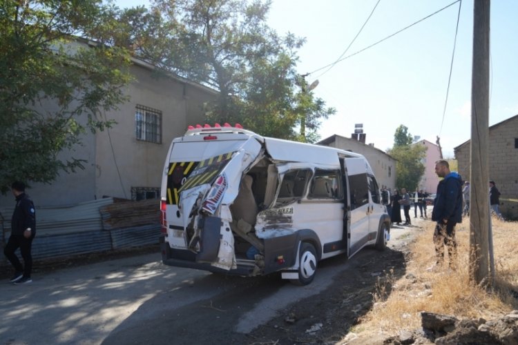Tren &ouml;ğrenci servisine &ccedil;arptı! 17 &ouml;ğrenci yaralı...