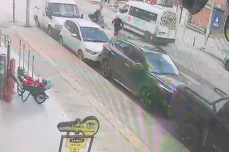 Motosiklet yayaya &ccedil;arptı! O anlar kameraya yansıdı...