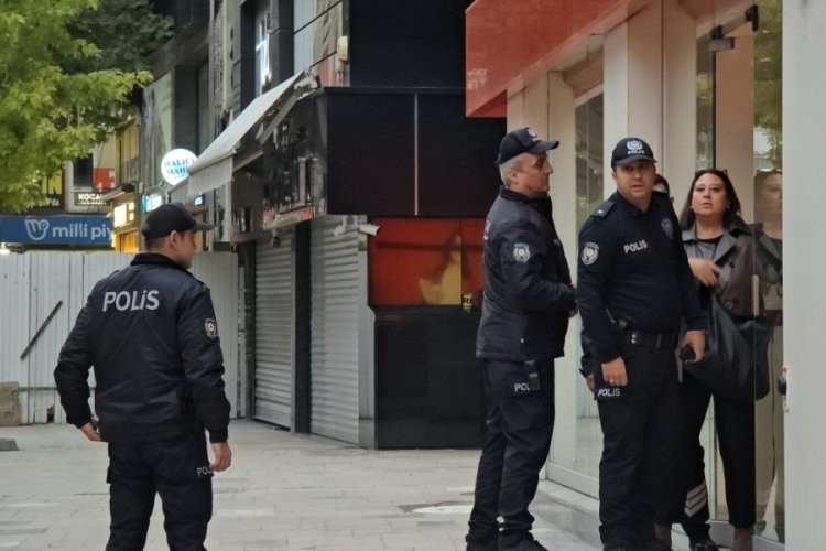 &Ccedil;&ouml;p kutusu yanına bırakılan valiz paniğe neden oldu