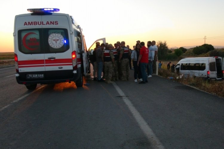 Minib&uuml;s ile otomobil &ccedil;arpıştı! &Ccedil;ok sayıda yaralı var...
