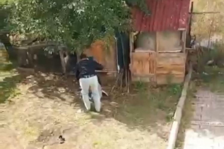 Annesini ve kız kardeşini darbetti; o anlar kamerada