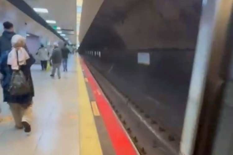 Metroda intihar girişimi! Vatandaşlar raylardan y&uuml;r&uuml;d&uuml;...