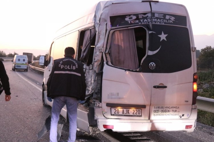 Emniyet şeridinde bekleyen iş&ccedil;i servisine kamyon &ccedil;arptı: 1 &ouml;l&uuml;