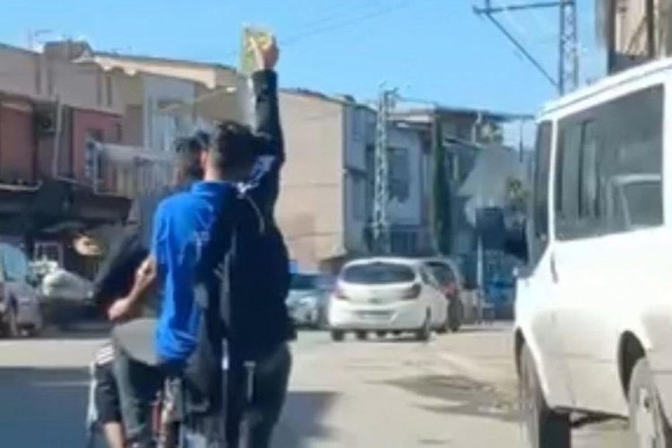 Motosikletli, kolunda serumla yolculuk yaptı