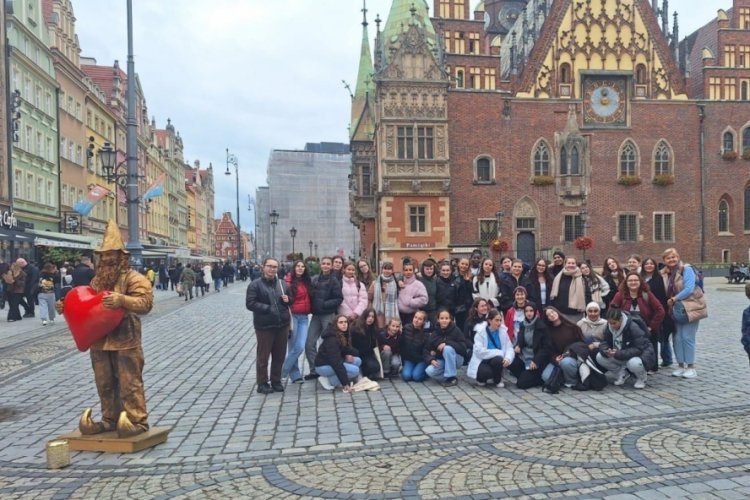 Nil&uuml;ferli kız &ccedil;ocukları Polonya'da farkındalık yaratıyor