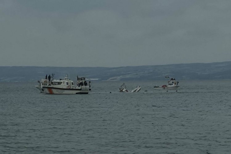 &Ccedil;anakkale'de 3 kişinin &ouml;ld&uuml;ğ&uuml; tekne, battığı yerden &ccedil;ıkarıldı