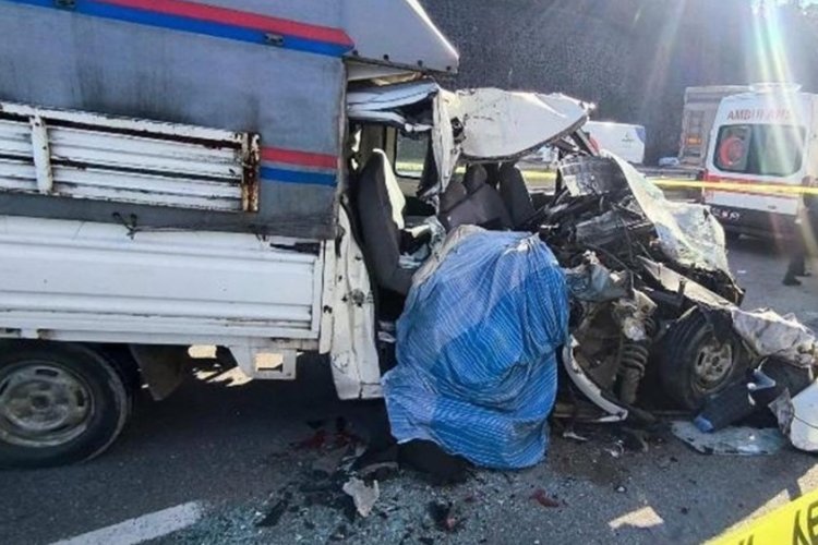 Park halindeki tıra &ccedil;arpan kamyonet hurdaya d&ouml;nd&uuml;! 1 &ouml;l&uuml;, 1 yaralı