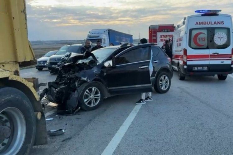 Otomobil hafriyat kamyonuna &ccedil;arptı: 2 yaralı