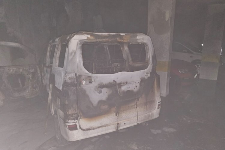 Otoparktaki ara&ccedil; alev aldı, bina tahliye edildi