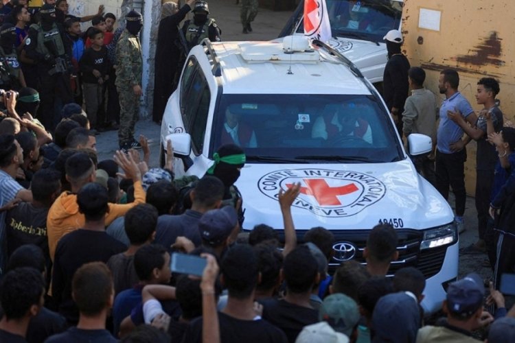 Hamas: Elimizdeki t&uuml;m canlı esirleri ve ulaşabildiğimiz cenazeleri teslim ettik