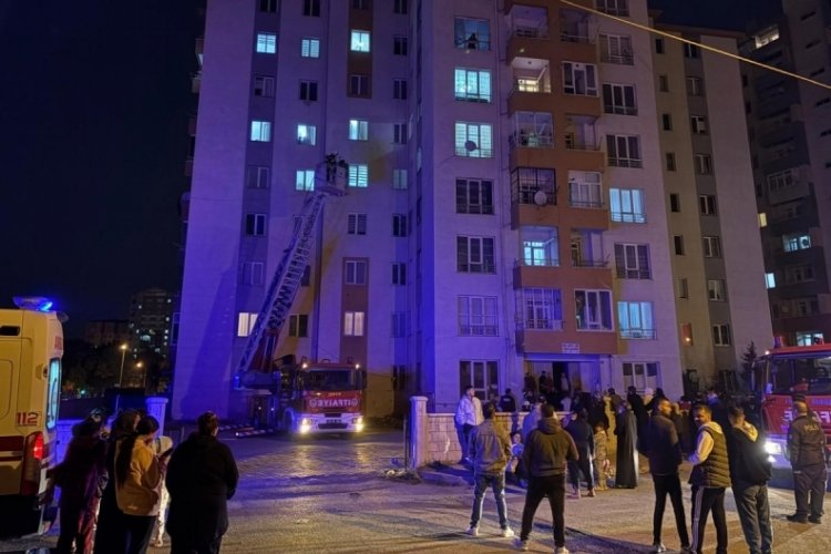 Binanın koridorunda yangın &ccedil;ıktı: Apartman sakinleri sokağa d&ouml;k&uuml;ld&uuml;