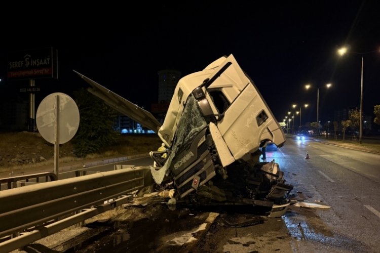 Tır bariyerlere girdi: 1 yaralı