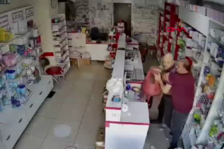 Eczacı teknisyeni sopayla darbedildi