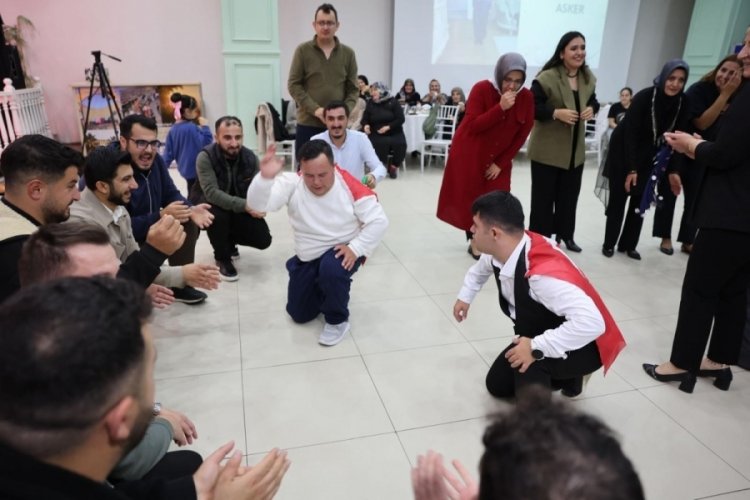 &Ouml;zel birey Eren i&ccedil;in coşkulu asker uğurlaması