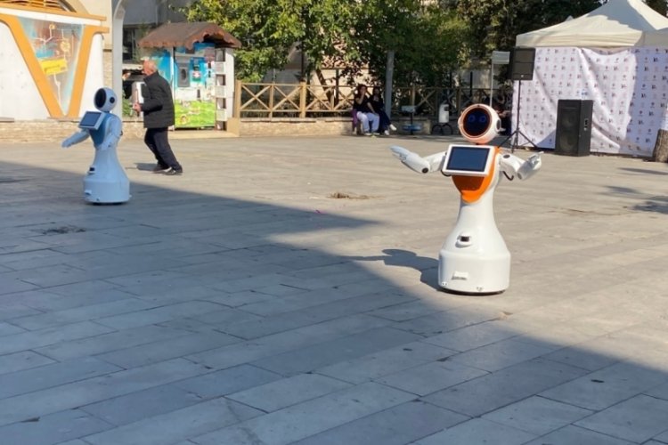 Zeybek oynayan robotlar, ilgi odağı oldu