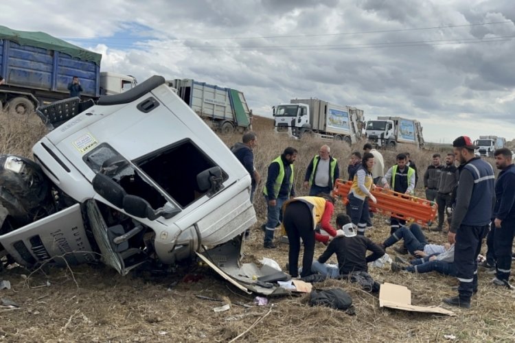 &Ccedil;&ouml;p kamyonu şarampole u&ccedil;tu: 3 iş&ccedil;i yaralı