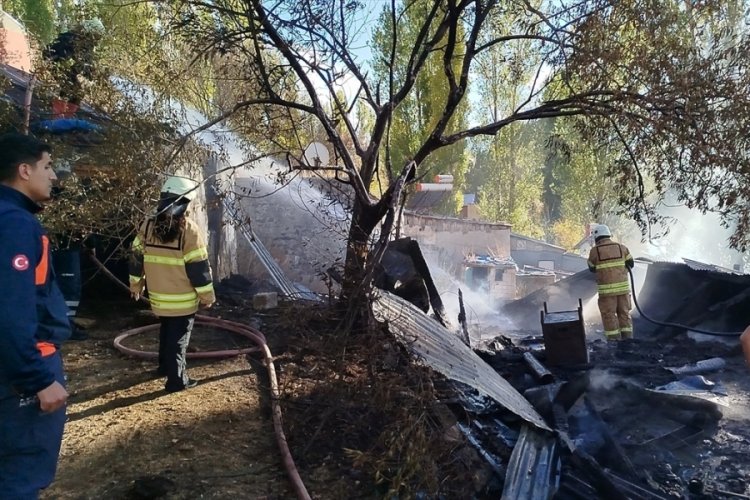 M&uuml;stakil evde &ccedil;ıkan yangın s&ouml;nd&uuml;r&uuml;ld&uuml;