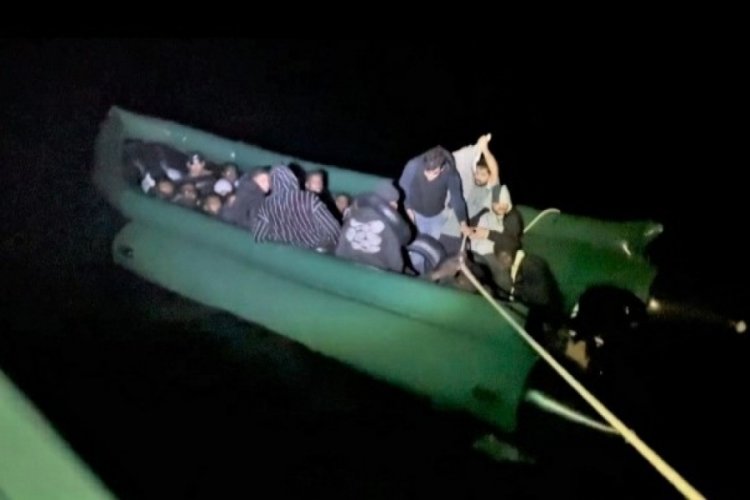 İzmir a&ccedil;ıklarında 33 d&uuml;zensiz g&ouml;&ccedil;men kurtarıldı, 50 g&ouml;&ccedil;men yakalandı