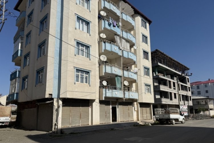 5 katlı binaya ateş a&ccedil;ıldı, bina sakinleri panik yaşadı