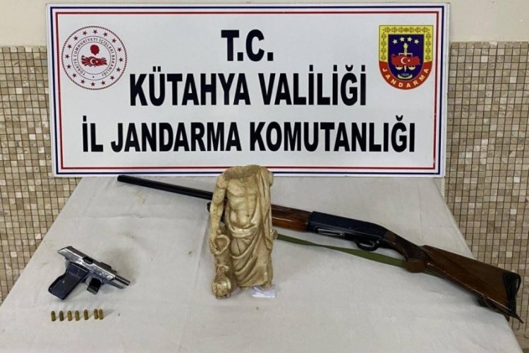 K&uuml;tahya'da tarihi eser operasyonu: Milattan &ouml;nce 5. y&uuml;zyıla ait heykel ele ge&ccedil;irildi