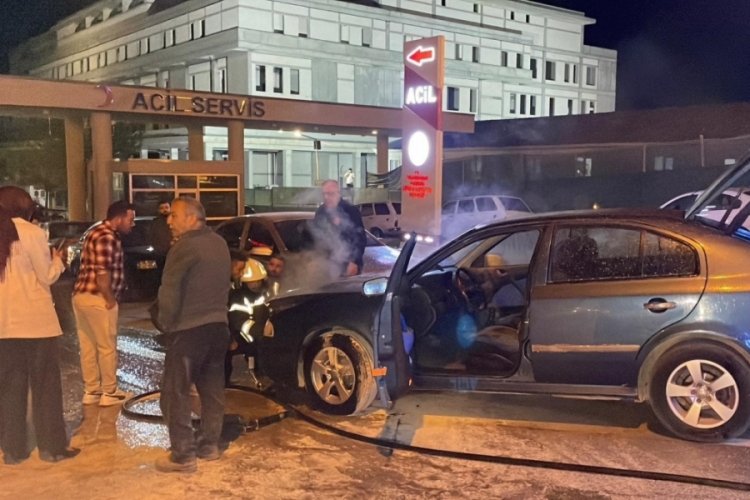 Seyir halindeki ara&ccedil; alevler i&ccedil;inde kaldı...