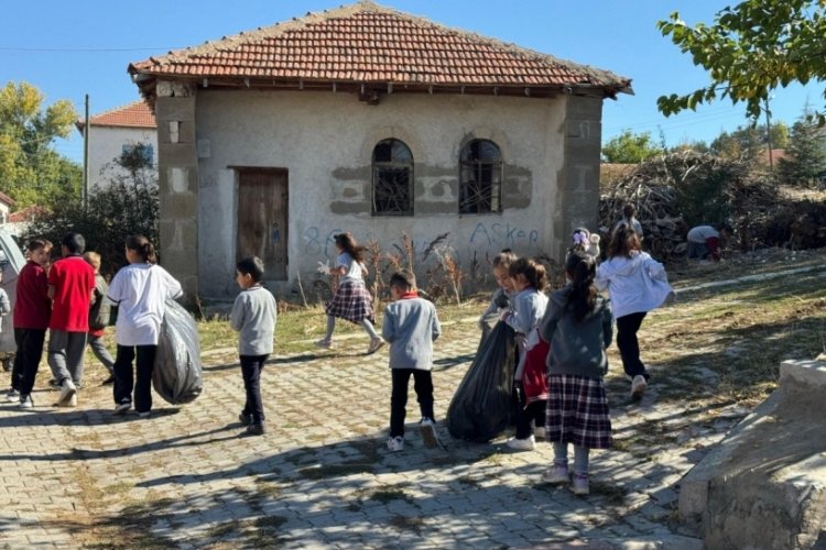 K&ouml;ylerinden ve okullarından 30 torba &ccedil;&ouml;p topladılar