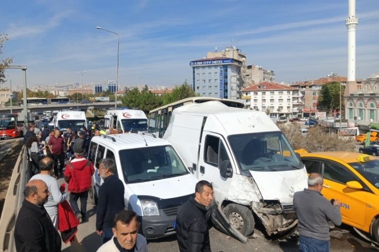 Ankara'da zincirleme kazada 6 ara&ccedil; birbirine girdi: 6 yaralı
