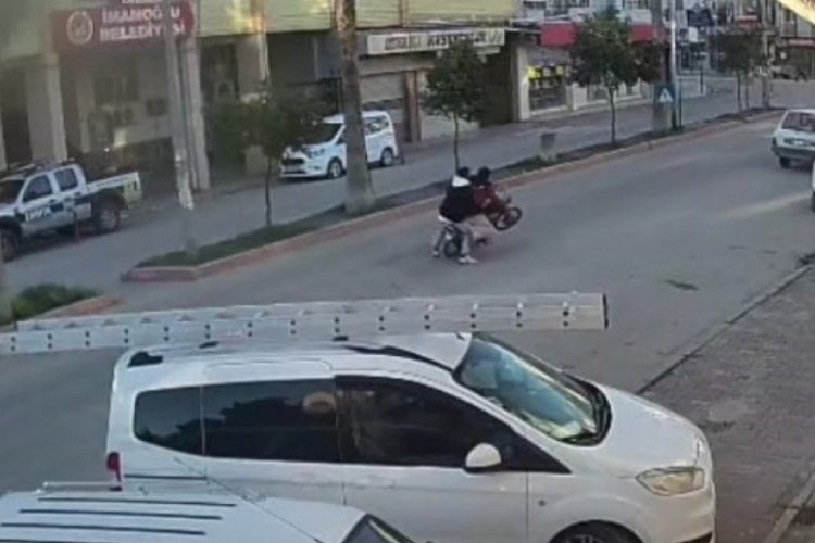Motosikletin &ouml;n&uuml;n&uuml; kaldırdı: Otomobile &ccedil;arptı