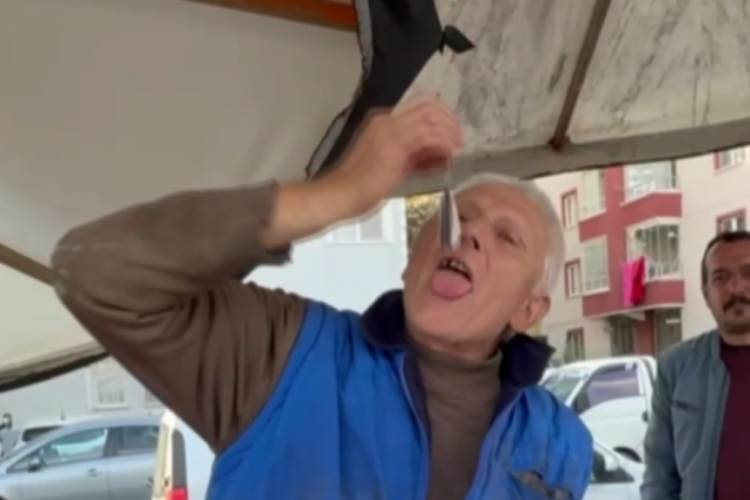 Ankaralı balık&ccedil;ı, sattığı hamsileri &ccedil;iğ &ccedil;iğ yedi