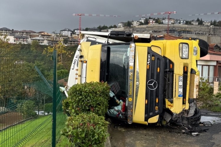Tır şarampole devrildi: S&uuml;r&uuml;c&uuml; yaralı