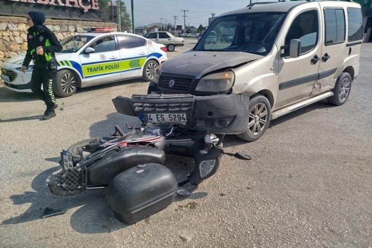 Bursa'da hafif ticari ara&ccedil; ile motosiklet &ccedil;arpıştı