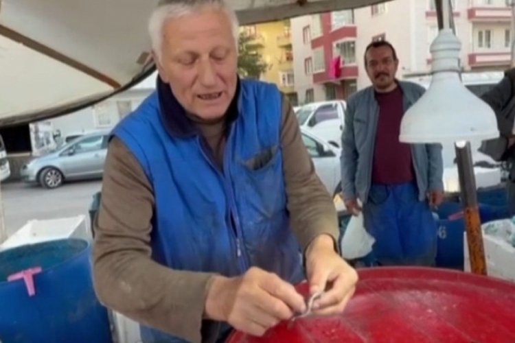 Ankara'da bir esnafın akılalmaz satış y&ouml;ntemi: Balıkları &ccedil;iğ &ccedil;iğ yedi