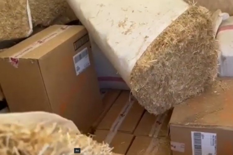 Saman balyalarından binlerce paket ka&ccedil;ak sigara &ccedil;ıktı