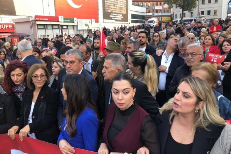 Bursa'da CHP'den tencereli y&uuml;r&uuml;y&uuml;ş! Polis s&uuml;rekli anons ge&ccedil;iyor...