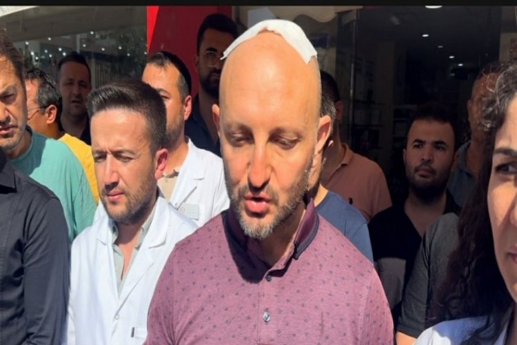 Eczacı teknisyenine sopayla saldıran ş&uuml;pheli tutuklandı; darp anı kamerada