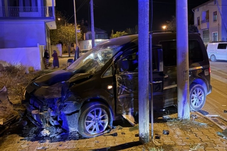 Kaza yaparak savrulan motosiklet yayalara &ccedil;arptı: 5 yaralı