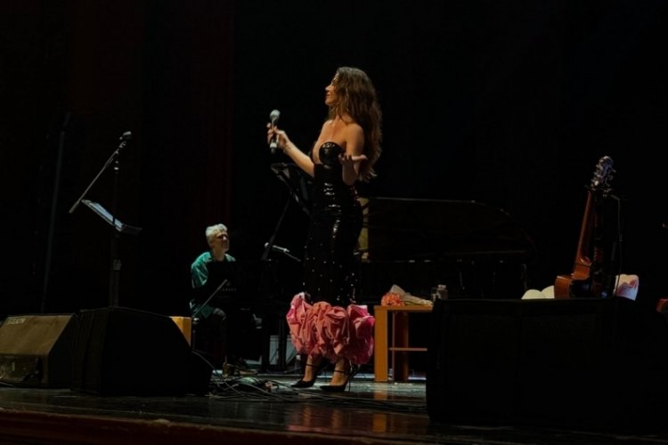 G&ouml;k&ccedil;e Bahadır ve Emir Ersoy Bursa'da konser verdi