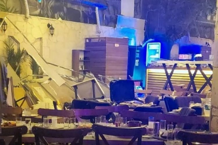 Eğlence mekanının &ccedil;atısı &ccedil;&ouml;kt&uuml;! Yaralılar var...