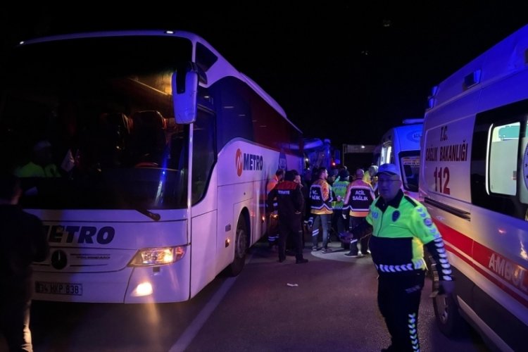 Gece saatlerinde iki otob&uuml;s &ccedil;arpıştı! &Ccedil;ok sayıda yaralı var...