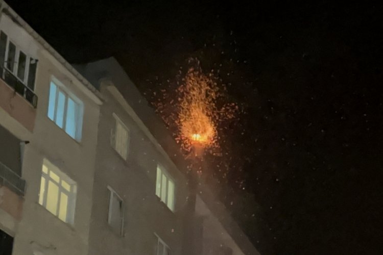 Tekirdağ'da bacadan alev p&uuml;sk&uuml;rd&uuml;, geceyi aydınlattı