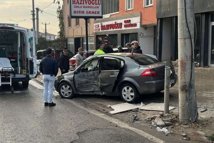 Bursa'da kontrolden &ccedil;ıktı! Beton direğe girdi...