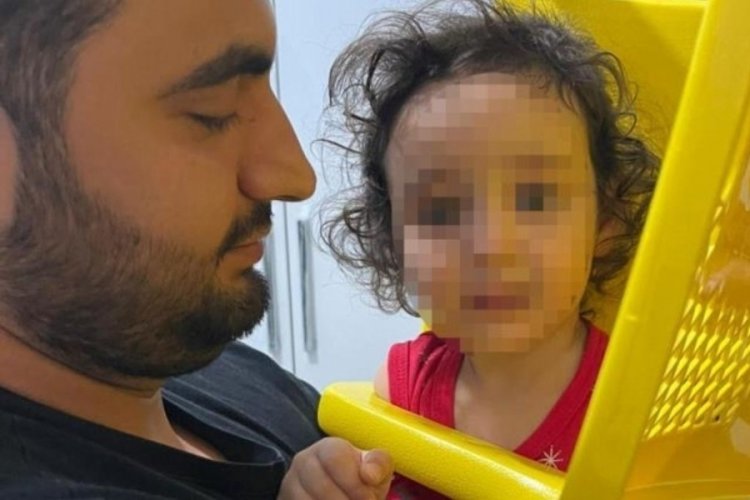 K&uuml;&ccedil;&uuml;k &ccedil;ocuğun kafası sandalyeye sıkıştı