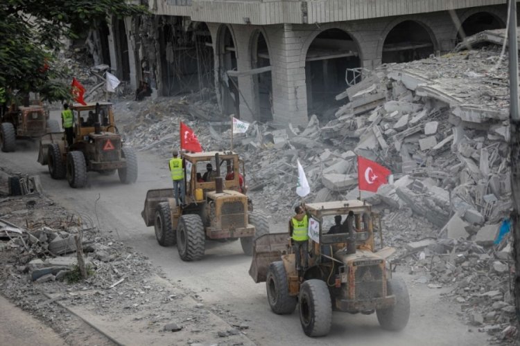 Gazze'de T&uuml;rk bayraklı konvoy şehre giriş yaptı!