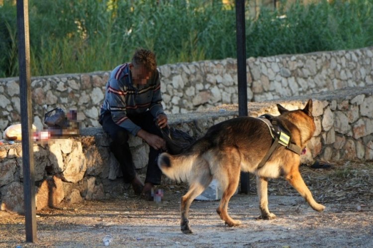 Alkol&uuml;n etkisiyle su kanalına d&uuml;şt&uuml;: K&ouml;peğinin havlamasıyla fark edildi