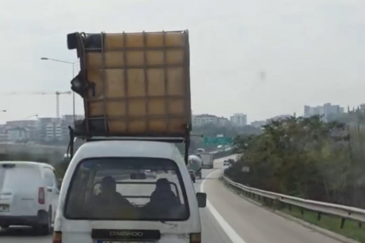 Bursa trafiğinde akılalmaz g&ouml;r&uuml;nt&uuml;! G&ouml;ren telefona sarıldı
