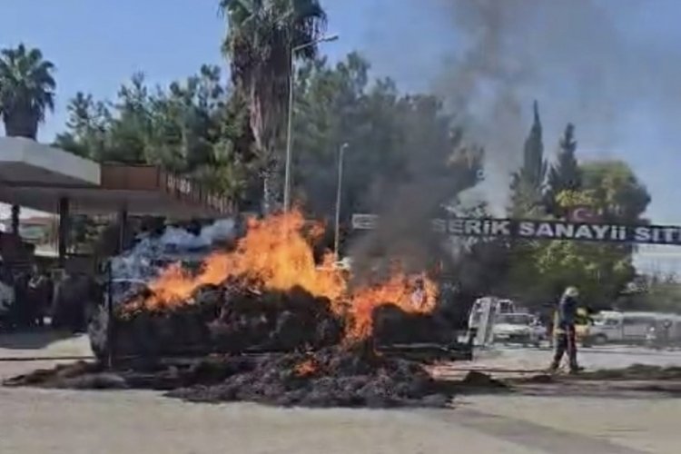 Seyir halindeki trakt&ouml;rde saman balyaları alev alev yandı