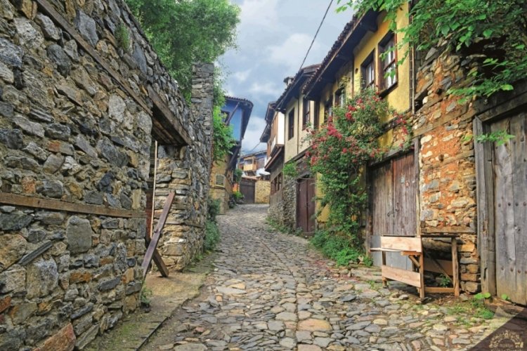 Bursa'nın en g&uuml;zel k&ouml;y&uuml;! Tarihi ve taş sokakları herkesi b&uuml;y&uuml;l&uuml;yor...