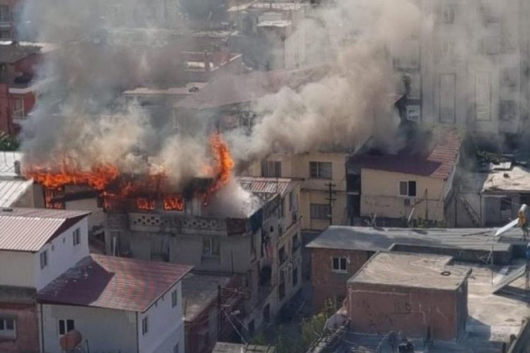 Adana'da 3 katlı evde yangın