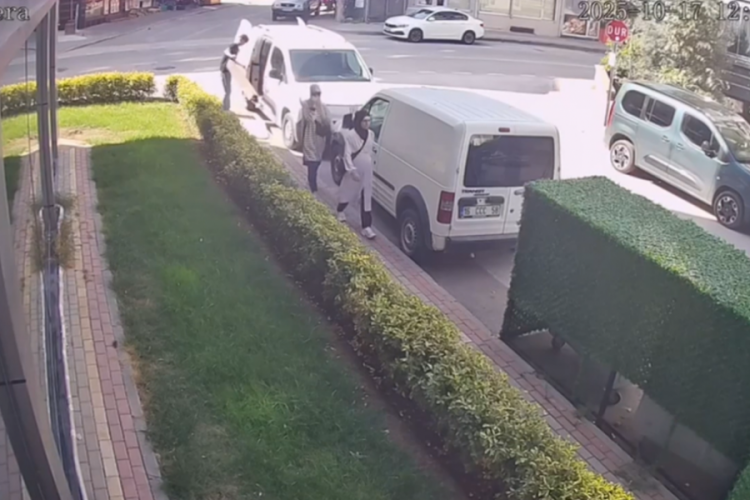 Bursa'da apartmanlara dadanan iki kadın kamerada!